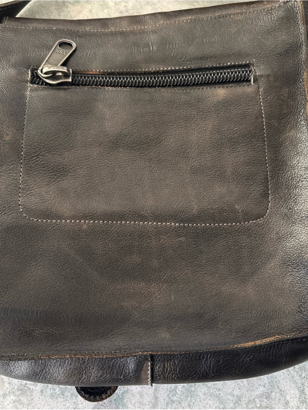 BedStu Venice Classic Unisex Black Leather Messenger Bag with Front Buckle - Picture 3 of 15